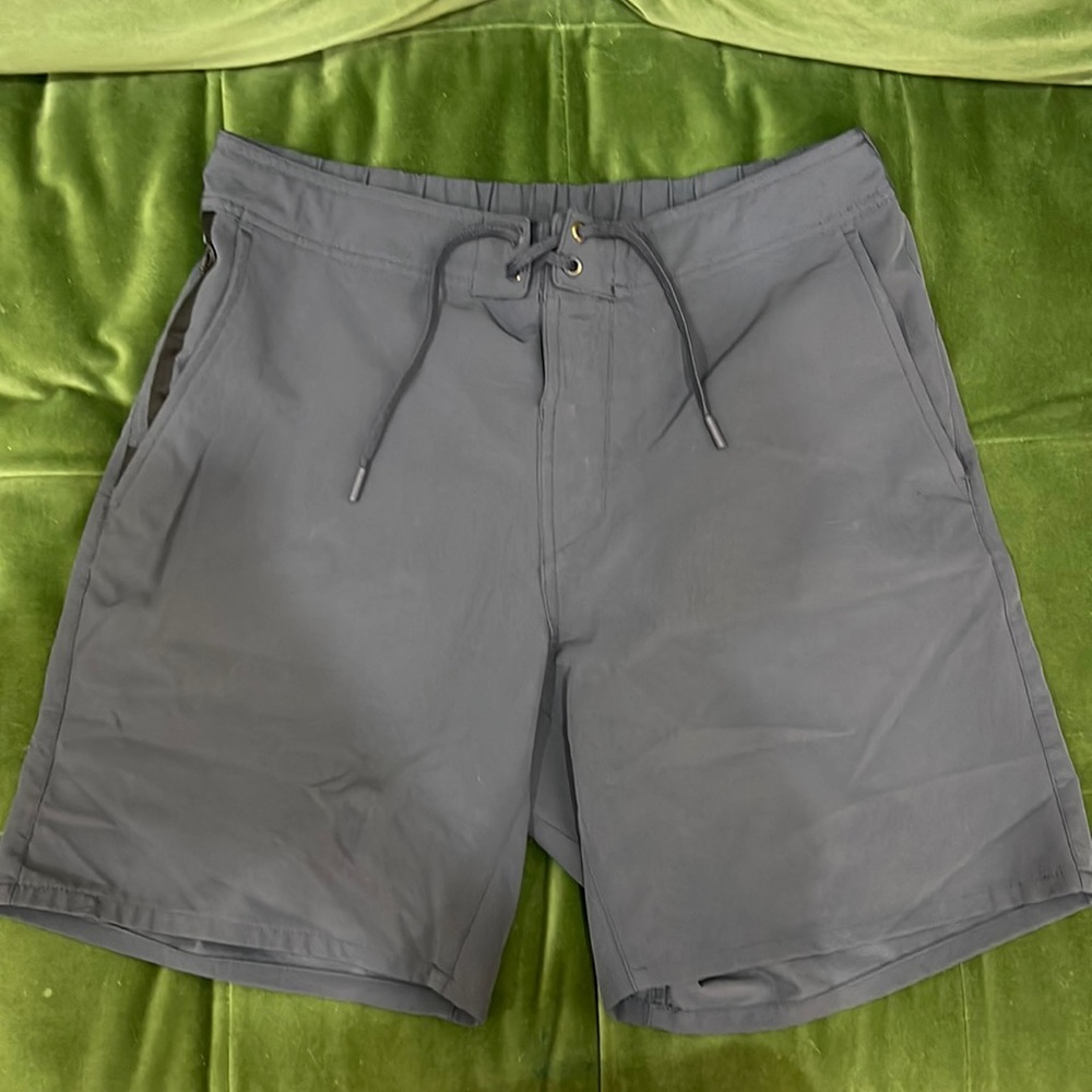 Men’s Ten Thousand shorts (Gray)